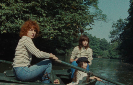 Céline und Julie fahren Boot
